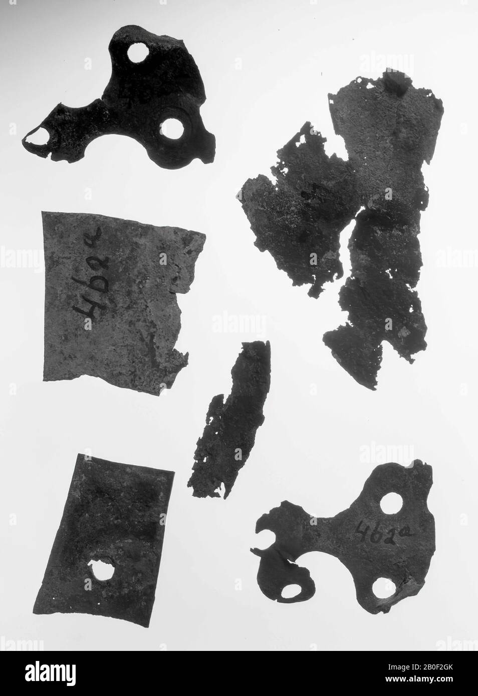 6 Fragments d'une armure militaire - lorica segmentata., armure, armure militaire (lorica), métal, bronze, 3,1 x 5,1 cm, romain 40-250, Pays-Bas, Hollande-Méridionale, Katwijk, Valkenburg Banque D'Images