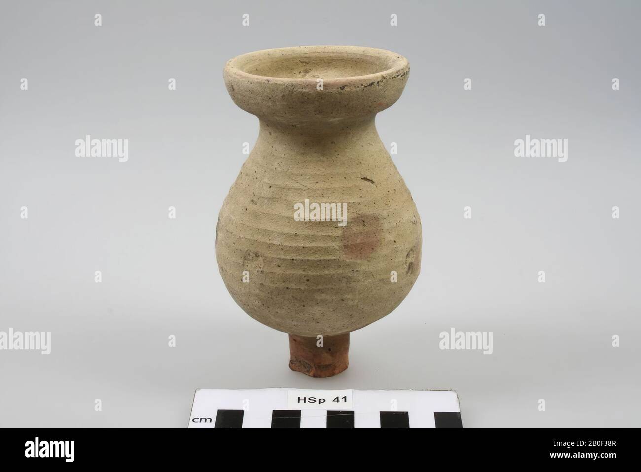 Vase jaunâtre à parois rugueuses avec pied très étroit, col évasé et ventre côtelé., vase, poterie, h: 13 cm, diam.: 8,5 cm, romain, néerlandais, Limbourg, Mook et Mediator, Mook Banque D'Images