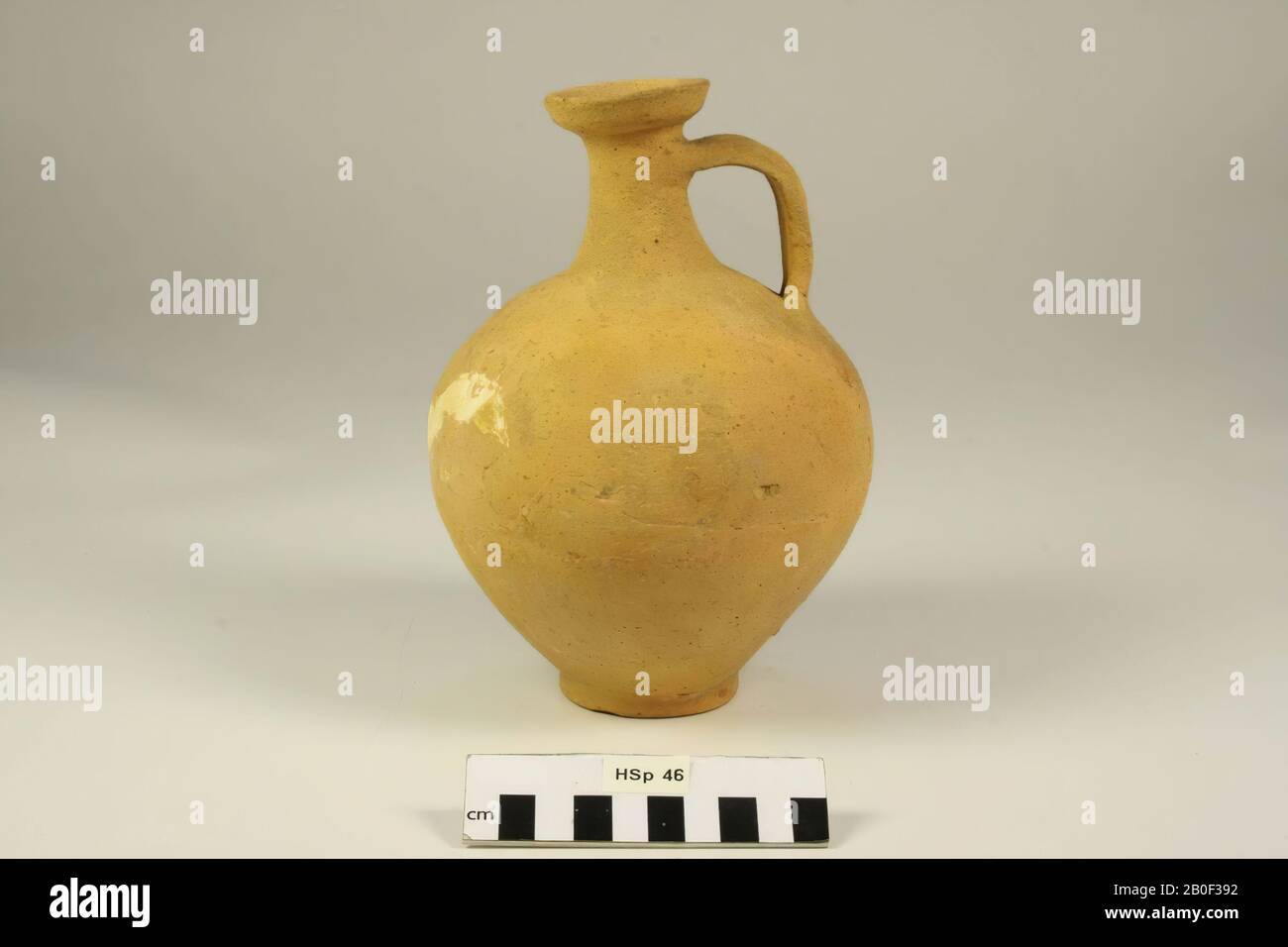 Pichet rouge, bouche en forme d'entonnoir et oreille à 3 chaînons. Restauré., Jug, poterie, h: 20 cm, diam: 13,3 cm, roman, Pays-Bas, Limbourg, Mook et Mediator, Mook Banque D'Images