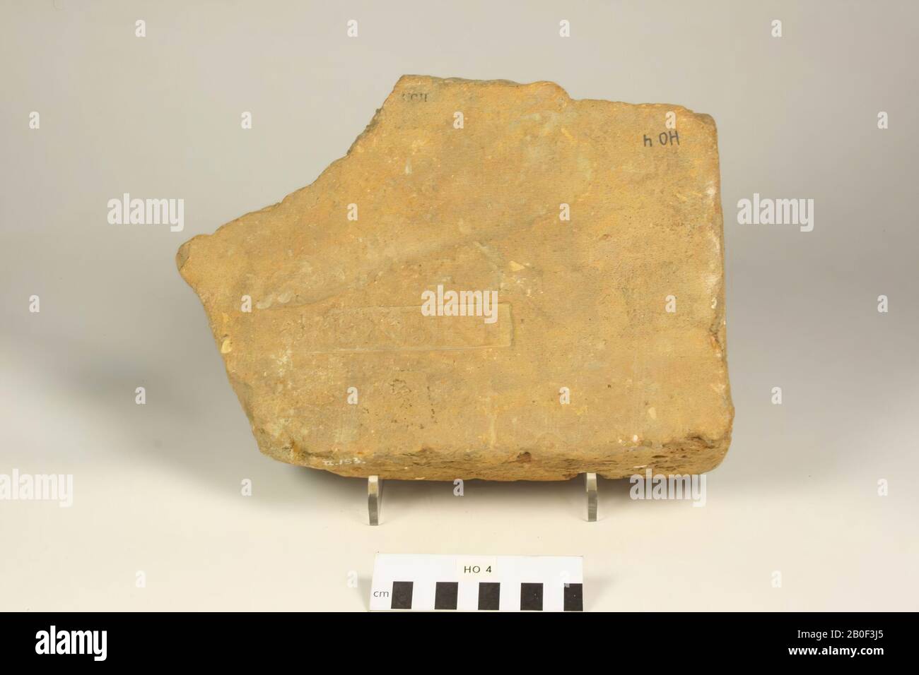 Fragment d'une brique postérieure, gravé avec inscription., Plus Tard, brique, fragment, faïence, brique, 28,5 x 21,5 x 7,6 cm, romaine, Pays-Bas, Gueldre, Berg en Dal, Berg en Dal, de Holdeun Banque D'Images