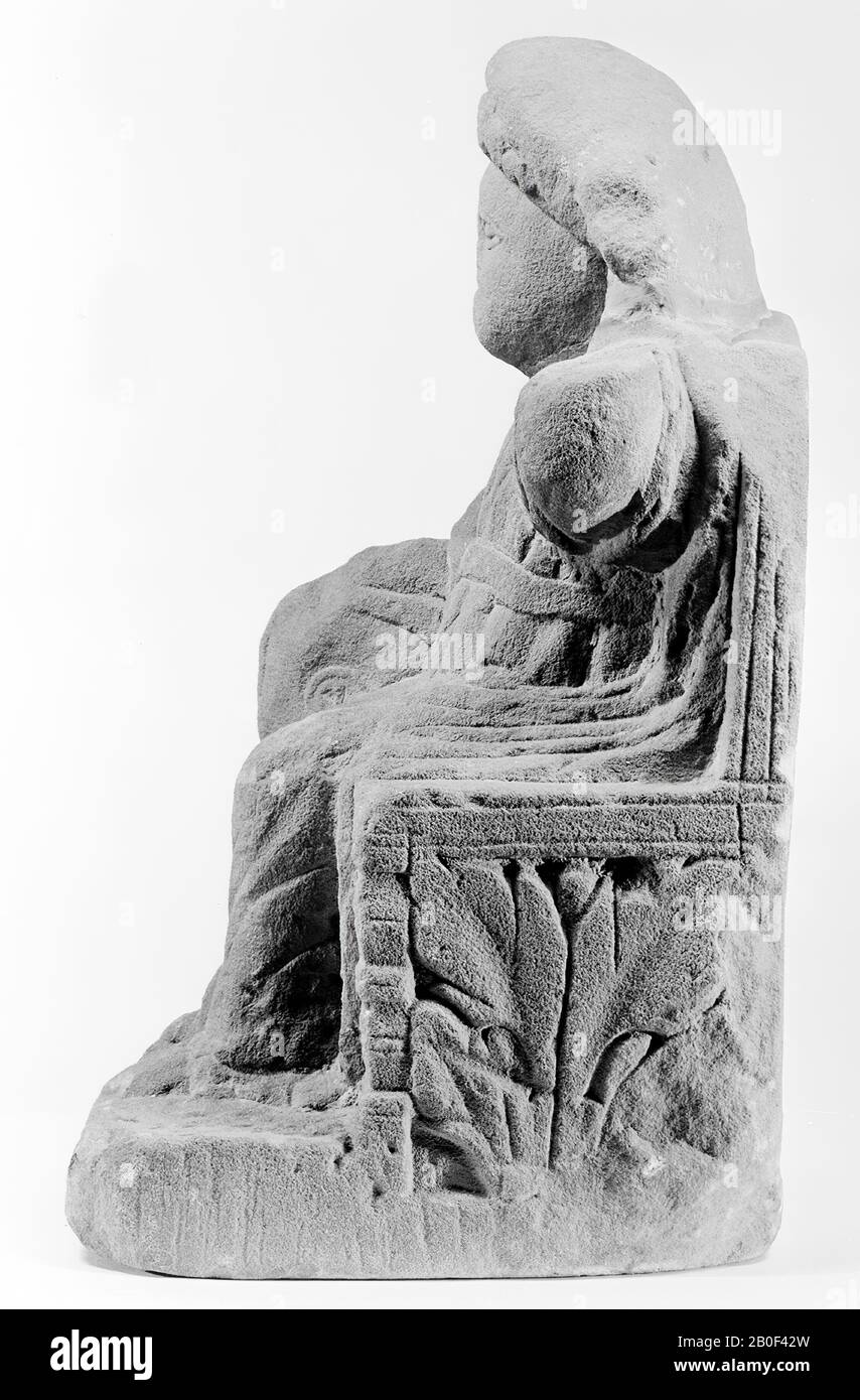 Figure femelle en grès assise avec foulard et robe longue suspendue avec manches longues et cloak. Le bras gauche est manquant, la droite repose sur une protection ronde. Le siège est orné de travaux de soie sur le côté et sur le dos. Le dos a également un cercle avec quatre rayons. Le grès provient probablement d'une carrière à Herzogenrath (D)., Figure, déesse, pierre, grès, 43,5 x 24,5 cm, roman 1-300, Pays-Bas, Limbourg, Heerlen, Heerlen Banque D'Images