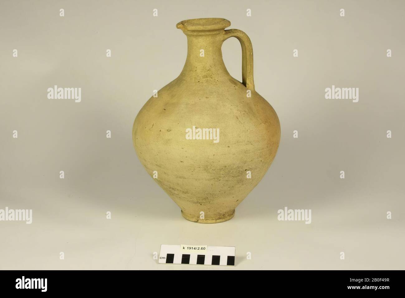 Bol avec 1 oreille, en faïence. Petit espace au bord du cou., Jug, poterie, h: 31 cm, diam.: 23 cm, roman, Pays-Bas, Brabant Nord, Cuijk, Cuijk et Sint Agatha Banque D'Images