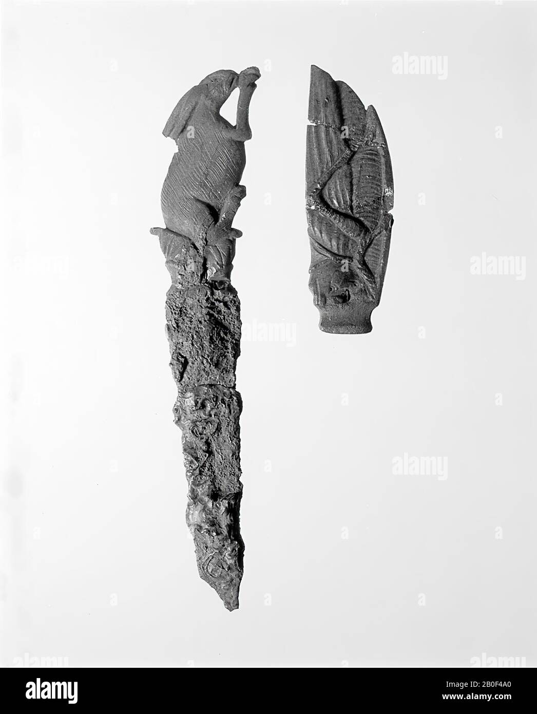 Poignée de couteau Barnstones. La poignée est plate et coupée des deux côtés en forme de grand sauterelle., Poignée, poignée de couteau, organique, ambré, hauteur: 7 cm, romain 100-200 AD, Pays-Bas, Limbourg, Heerlen, Heerlen, cerlen, cercueil 4 Banque D'Images