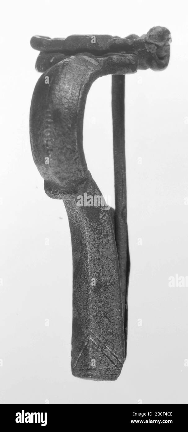 Fibula à yeux fermés en bronze, Haalebos type Ac. Aiguille cassée. Le support est décoré d'un cadre perlé. La base est décorée avec V. distribution incisée: Principalement les provinces du Rhin et du Danube., Fibula, Eyes fibula, métal, bronze, longueur: 6 cm, roman 0-70, Pays-Bas, Gueldre, Maasdriel, Alem, Maas Banque D'Images