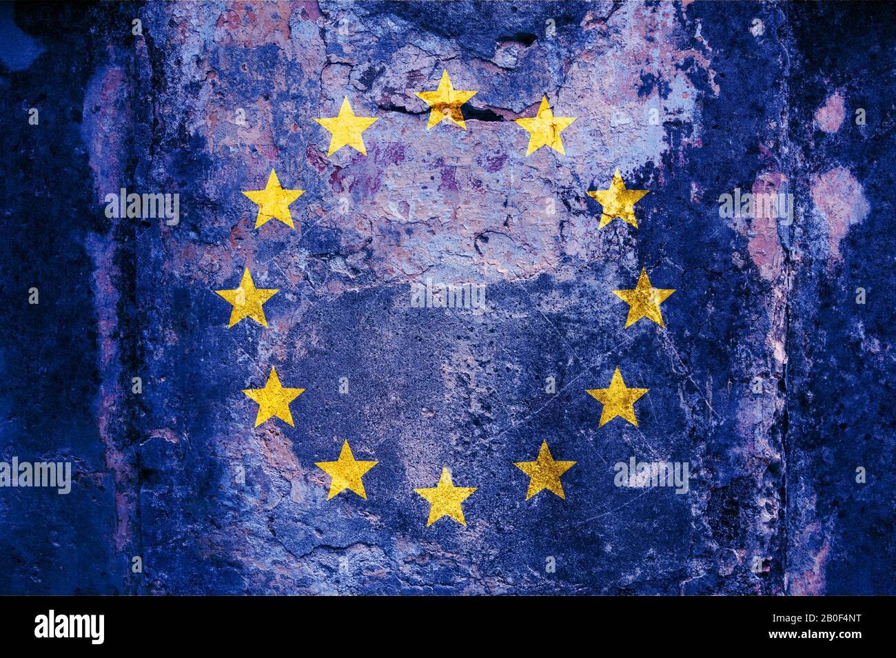 Drapeau de l'UE sur le mur. Drapeau de l'Union européenne peint sur un mur fissuré. Europe, concept culturel européen Banque D'Images
