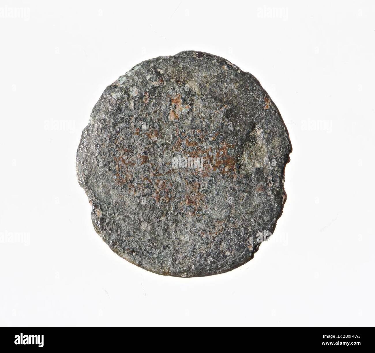 VZ: Buste n.r., inscription illisible, Kz: Deux soldats et une marque de champ, coin, folis, fils de Constantinus I, métal, cuivre, Diam. 14 mm, poids 0.94 gr, roman 335-341, Pays-Bas, Limbourg, Roerdalen, Melick Banque D'Images