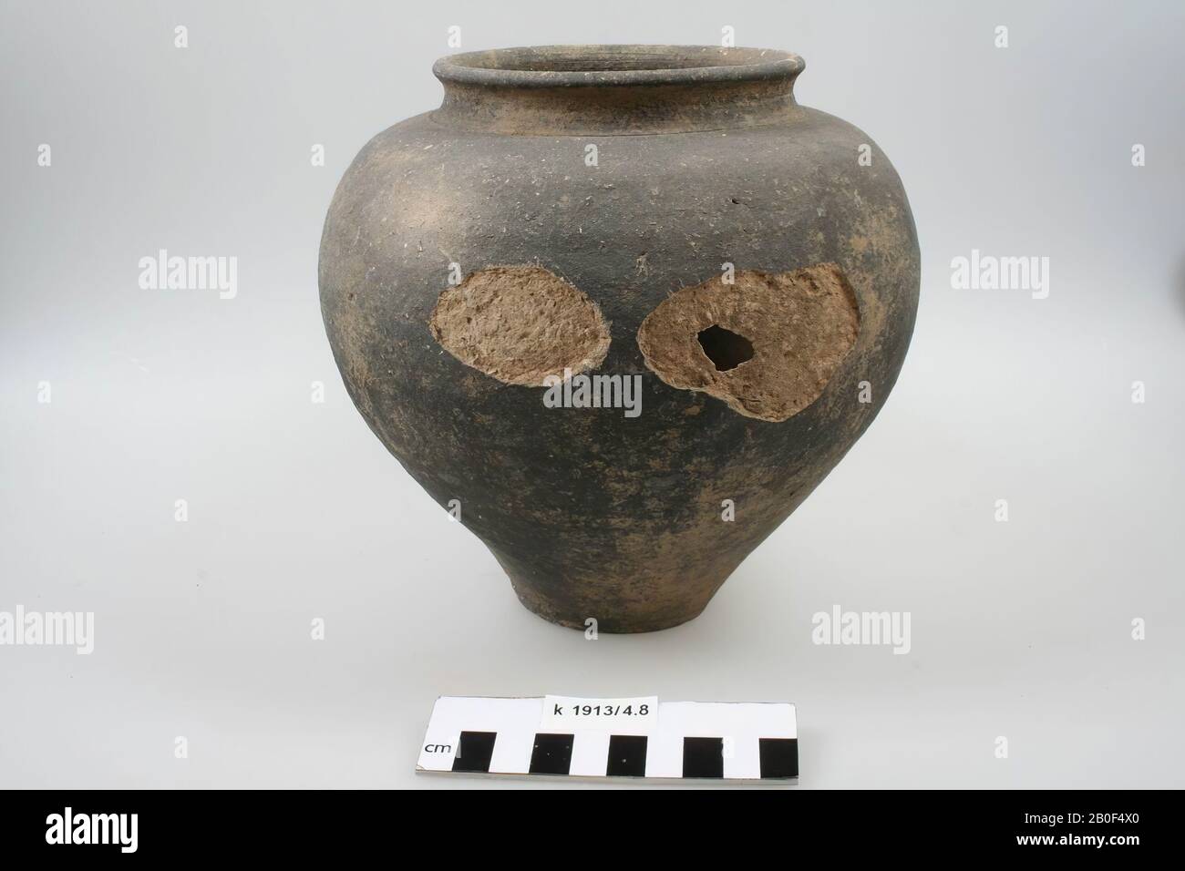 Urne ovale à parois rugueuses, faïence. La surface est endommagée, un petit fossé dans l'abdomen, un vieux collage de 1 canard dans le ventre, urne, poterie, h: 18 cm, diam: 19 cm, roman, Pays-Bas, Brabant Nord, Cuijk, Cuijk et Sint Agatha Banque D'Images