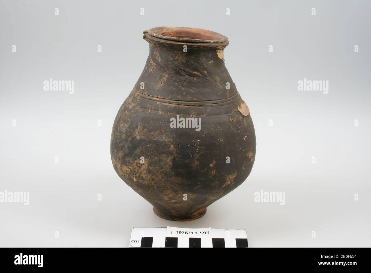 Peut être de terre jaunâtre avec vernis marron à noir. Stuart, poterie unie, type 7. L'oreille est complètement disparu. Autour de l'épaule, juste au-dessus du début de l'oreille, deux rainures courent. La lèvre est profilée par une rainure et comprimée dans un bec, en face de l'oreille. Fissure verticale dans le bord, Can, poterie, h: 17 cm, diam: 13,4 cm, roman, Pays-Bas, Limbourg, Maastricht, Maastricht Banque D'Images