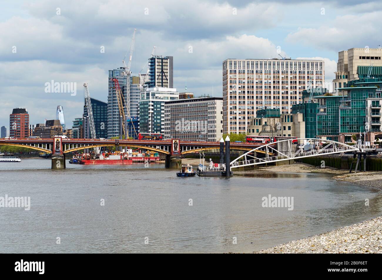 Vauxhall Bridge, Londres, Royaume-Uni, et les nouveaux immeubles qui entourent le long de la rive sud de la Tamise Banque D'Images