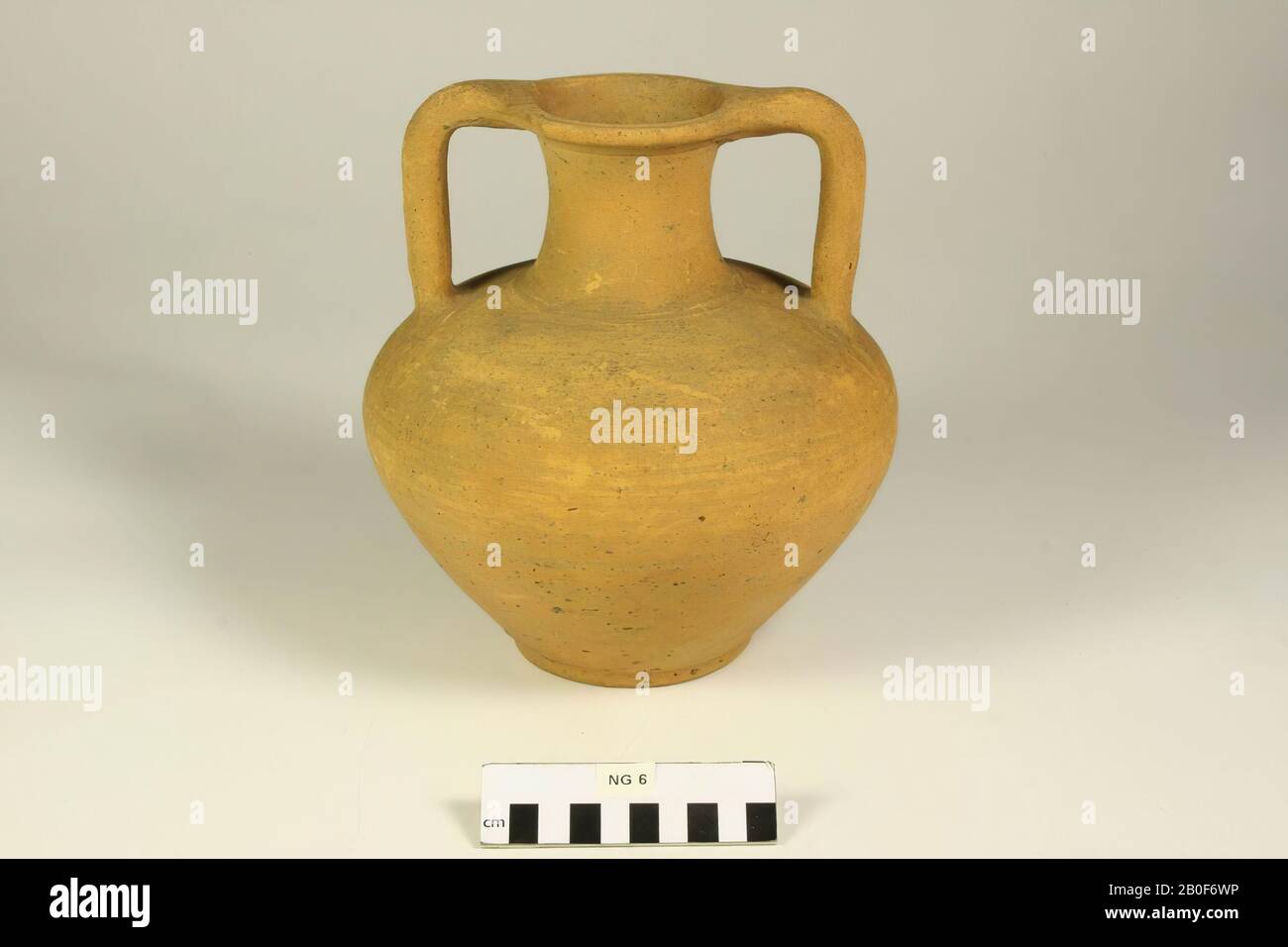 Amphora bocal à deux membres avec col large et bouche et ventre très large. Forme légèrement irrégulière tardive., Bocal amphora, faïence, h: 22,4 cm, diam.: 19 cm, roman, Pays-Bas, Gueldre, Nimègue, Nimègue, Hunnerberg Banque D'Images