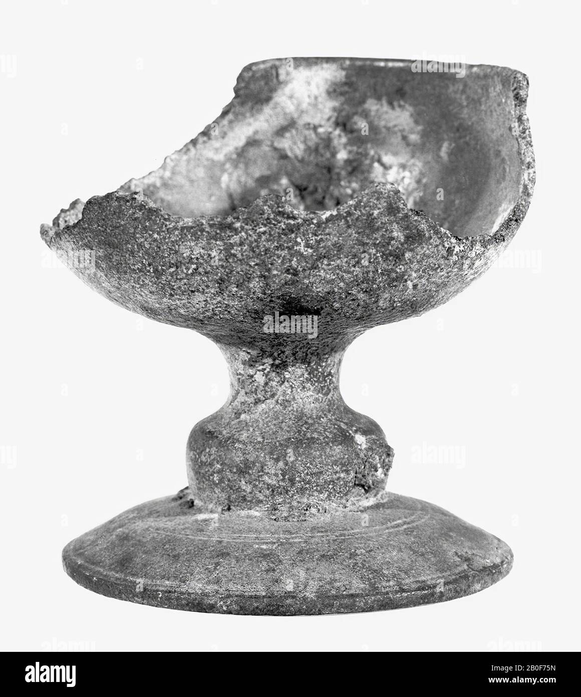 Tasse en bronze à pied, un tiers seulement de la tasse a été conservé. Eggers types 175-178 ?, tasse, métal, bronze, hauteur: 8.9 cm, Roman 1-300, Pays-Bas, Gueldre, Nimègue, Nimègue, Nimègue, Waal Banque D'Images