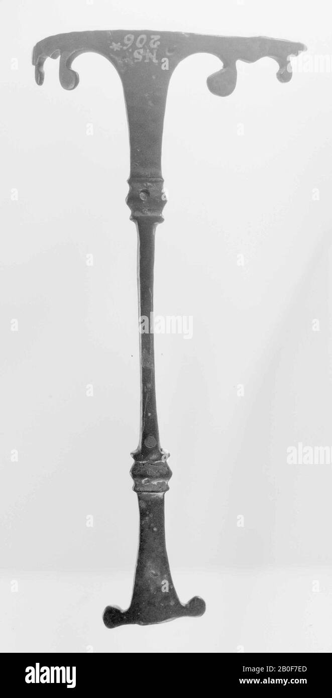 Boîte en bronze en forme de coeur, sur le couvercle un phallus, à l'intérieur d'une bordure ronde avec des cubes blancs incrustés., boîte, métal, bronze, 3,5 x 2 cm, Roman 1-300, Pays-Bas, Gueldre, Nimègue, Nimègue, Waal Banque D'Images