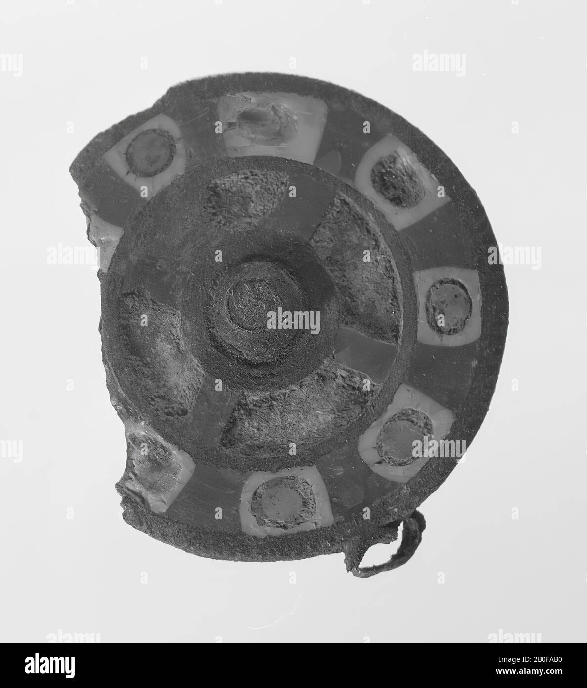 Autour de la plaque de bronze (avec oeillet) avec décoration d'émail, plaque, métal, bronze, verre, émail, romain 1-300, Pays-Bas, inconnu, inconnu, inconnu Banque D'Images