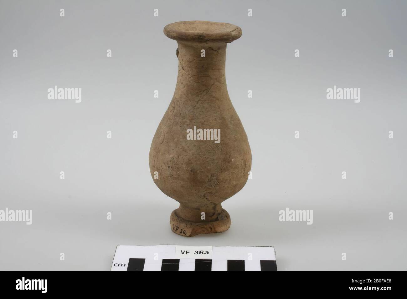 Vase romain d'une faïence, quelque part entre celle des cruches et le mur rugueux. Pied haut, le rétrécissement du ventre du bas vers le haut. Chips du haut et du bas, vase, poterie, h: 14,2 cm, diam: 7,5 cm, roman, Pays-Bas, Utrecht, Bunnik, Fighting Banque D'Images