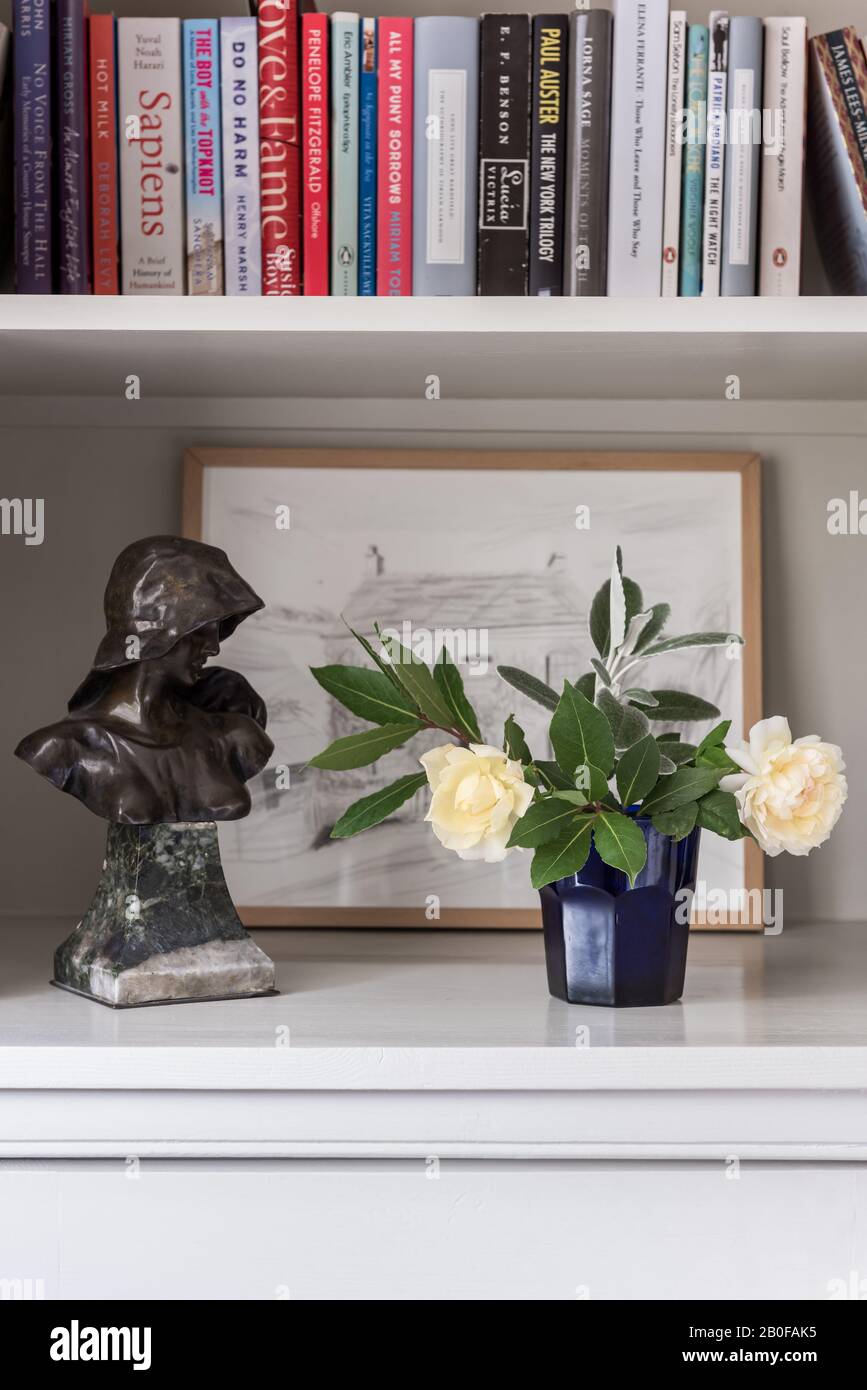 Fleurs et livres frais avec statue et œuvres d'art Banque D'Images