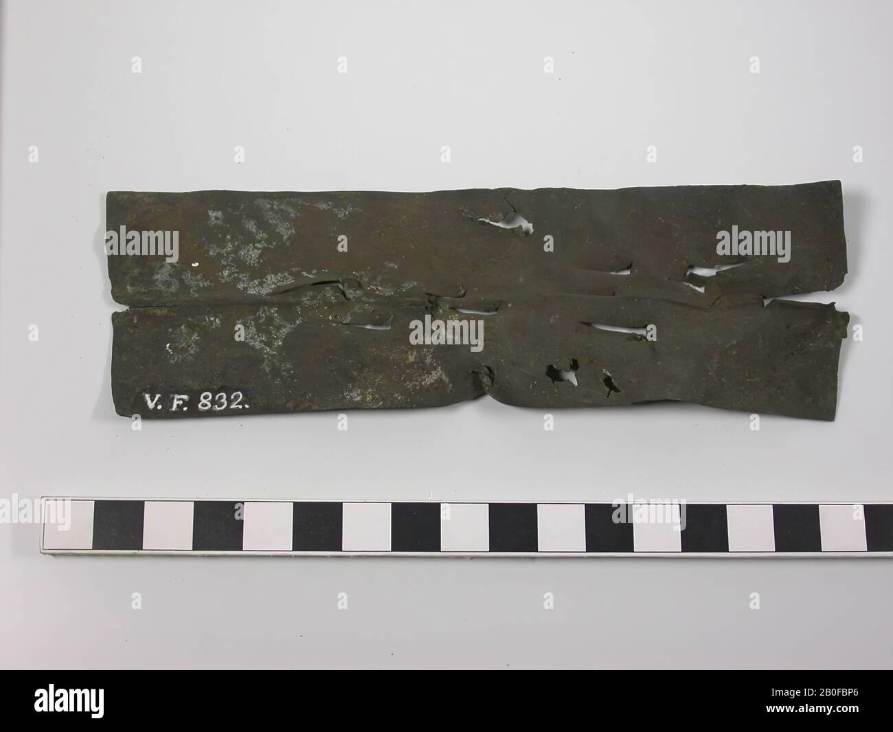 Raccord allongé, avec ouvertures insérées, raccords, métal, bronze, 16,4 x 5 cm, roman 15-250, Pays-Bas, Utrecht, Bunnik, Vechten, Houtense Vlakte Banque D'Images