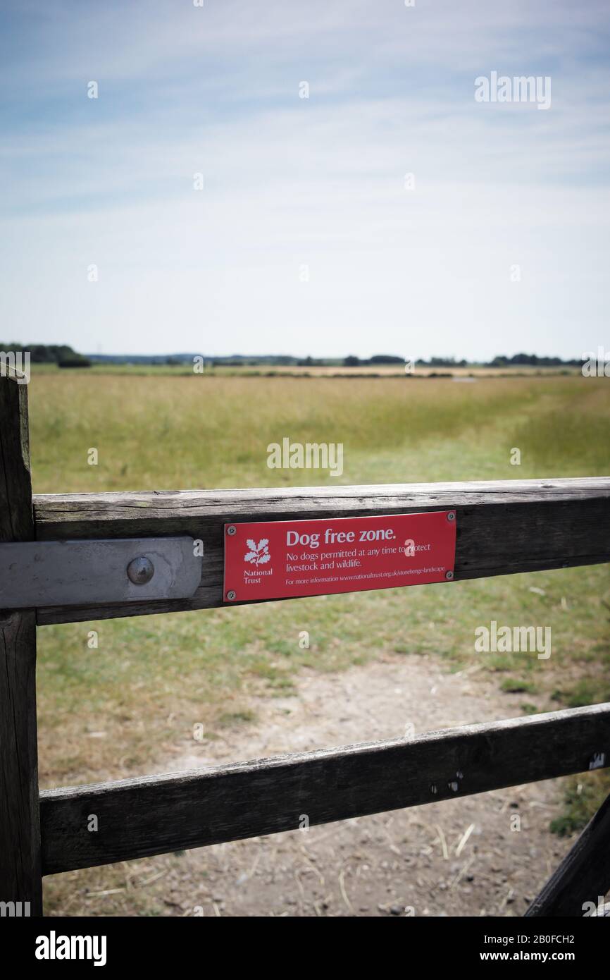 Un signe de confiance nationale avertissant d'une zone exempte de chiens pour protéger le bétail et la faune sur un sentier près de Woodhenge Salisbury. Banque D'Images