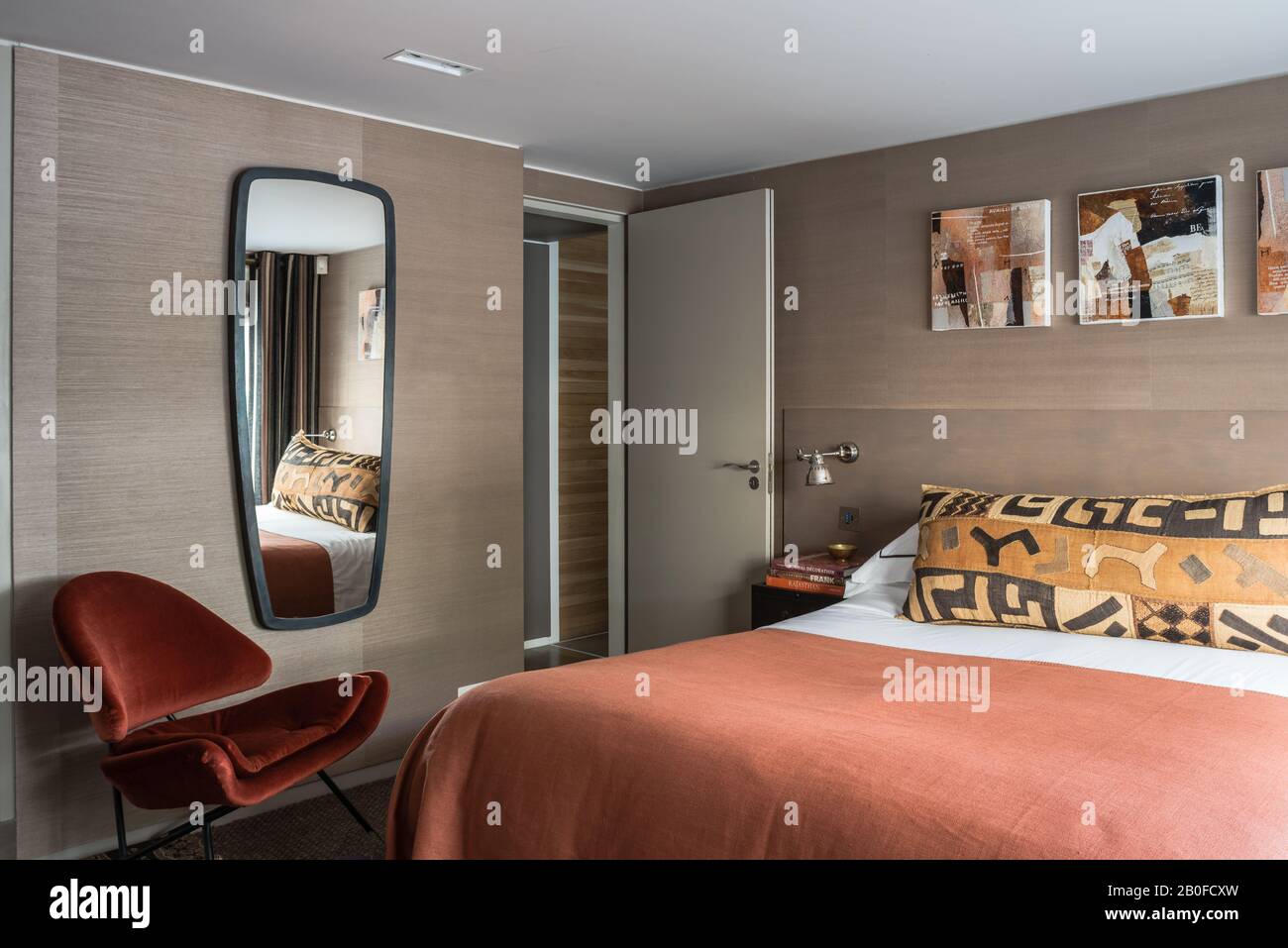 miroir des années 1960 et toile d'art avec chaise en velours brun Banque D'Images
