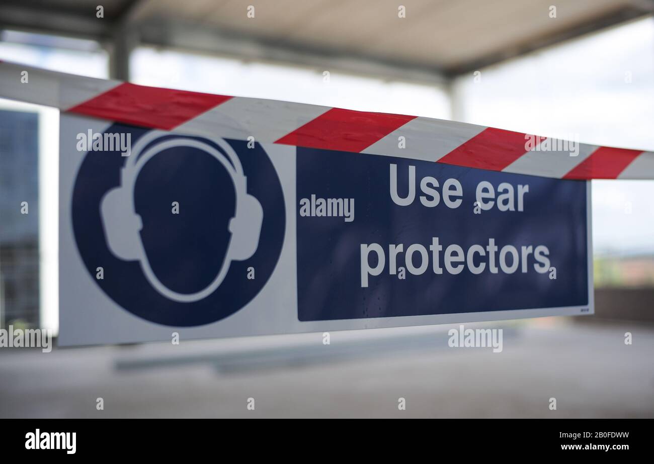 Panneaux d'avertissement sur un chantier pour porter un dispositif de protection des oreilles pour les travailleurs de la construction dans une zone bruyante. Banque D'Images