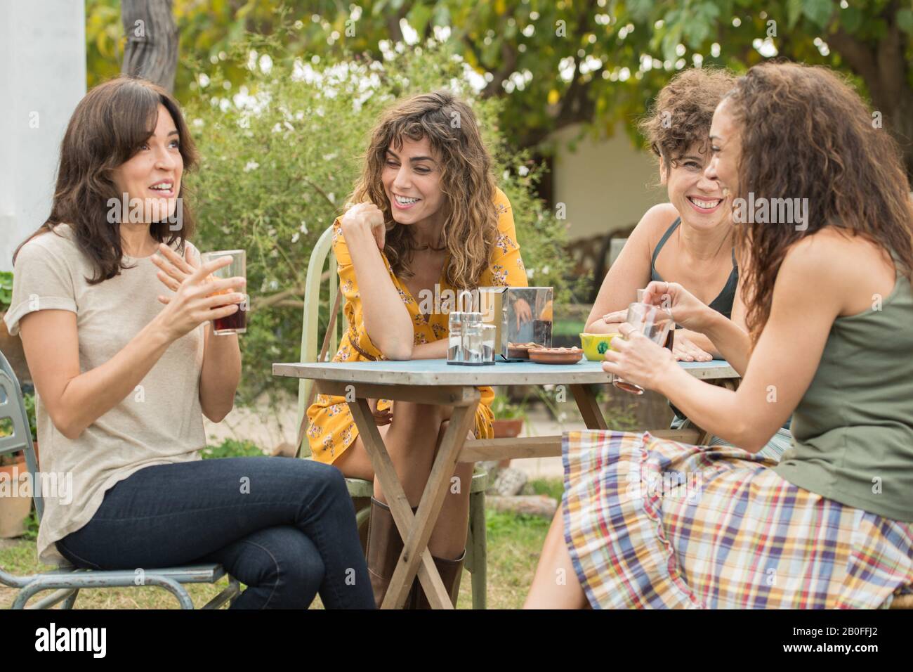 El Embarcadero Tv Series 2019 - 2020 Espagne Créée Par Esther Martínez Lobato, Álex Pina 2020 Saison 2 Verónica Sánchez , Irene Arcos Banque D'Images