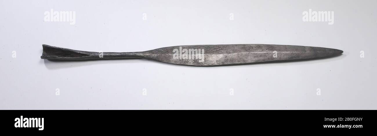 Pointe de fer ou de lance. En forme de feuille avec ouverture de tige creuse. Échantillon extrêmement grand. Longueur 61,5cm, Groupe: Franks et plus tard Saxe., lance, métal, fer, longueur: 61,5 cm, vmeb 450-600 AD, Pays-Bas, Gueldre, Apeldoorn, Loenen, de Vrijenberg Banque D'Images