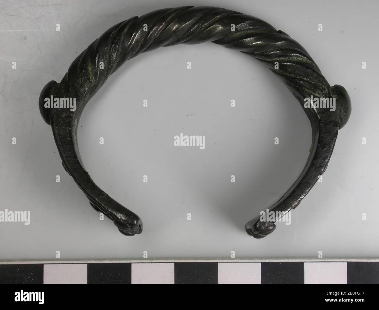 Bracelet en modèle torsadé. Un fil cranté est visible dans les fentes entre les tours. Les deux extrémités de la bande ouverte d'un côté sont forgées à plat et s'étendent légèrement plus loin. Au début sur la partie torsadée des deux côtés un grand bouton. Plus loin sur la surface T sections plates petits boutons et décoration avec granulés et filigree. Probablement âge Viking, IXe-10ème siècle., Bracelet, métal, argent, 1,9 x 7,1 cm, 70,7 grammes, vmec 800-1000, Pays-Bas, Gueldre, inconnu, inconnu Banque D'Images