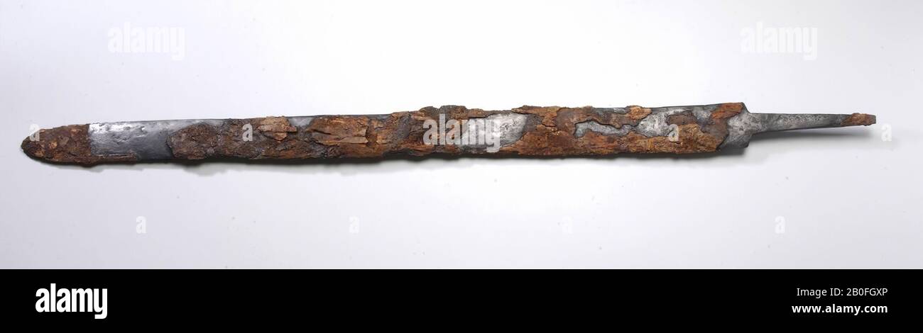L'épée de fer, sur laquelle les restes d'un barde de bois sont présents. Longueur 88 cm. Brisée en cinq fragments., Groupe: Franks et Saxons., Spatha, épée, métal, fer, bio, bois, longueur: 88 cm, vmeb 450-600 AD, Pays-Bas, Gueldre, Apeldoorn, Loenen, de Vrijenberg Banque D'Images