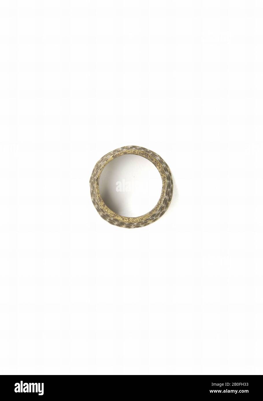 bague en bronze, forme conique, avec ornement de cellules, bague, bague de renfort, métal, laiton, 0,8 cm, 5,1 grammes, lme? 1300-1600, Pays-Bas, Gueldre, Maasdriel, Heerewaarden Banque D'Images