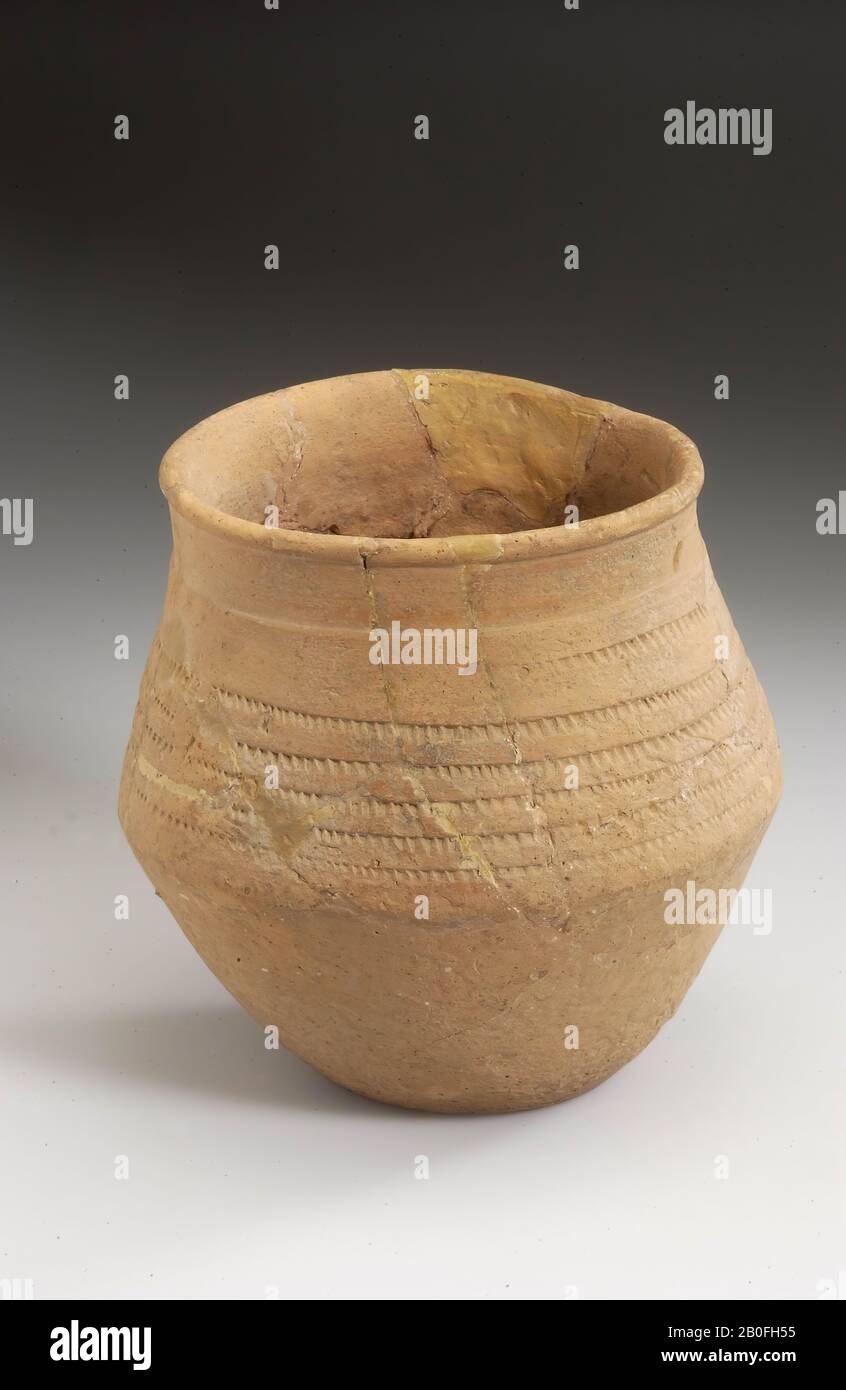 Urne bicolore en faïence orange de Frankish, décorée d'une ligne concentrique à l'épaule de dents pressées, avec une roue dentée fixée. La ligne, qui se compose d'une pièce, donne l'impression de cinq lignes superposées., Pot, kink, urn, faïence (Frankish), h: 14 cm, diam.: 14,3 cm, vmeb 600-700 AD , Pays-Bas, Gelderland, Ermelo, Ermelo, au sud d'Ermelo Banque D'Images