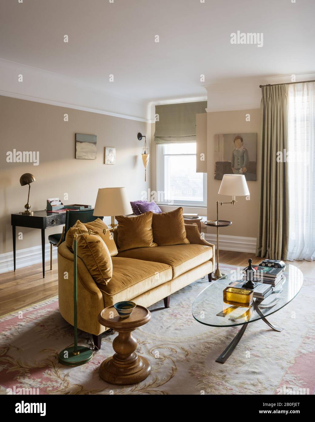 Canapé demi Lune avec tables Opplyst et tapis Aubusson. Banque D'Images