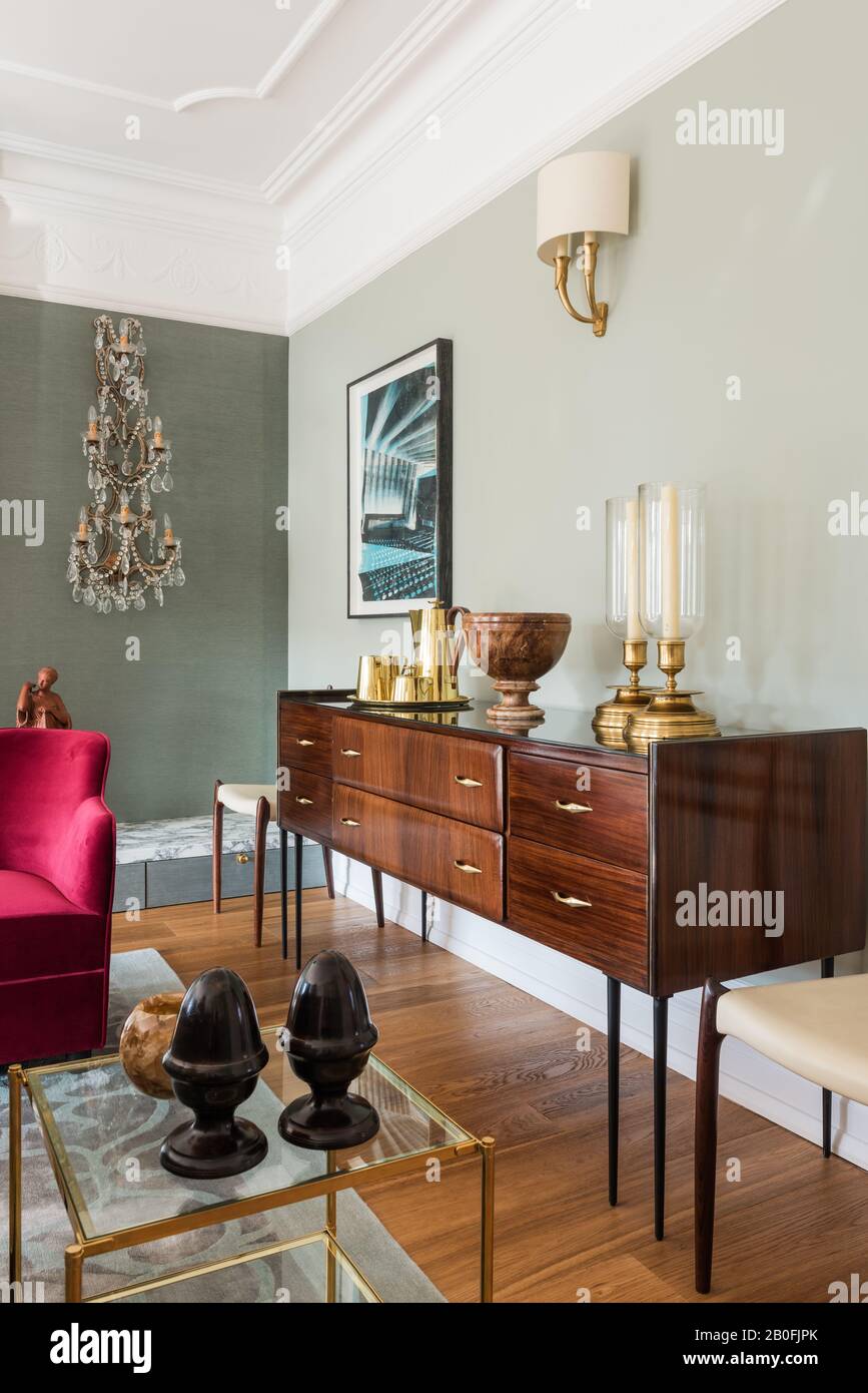 Mélange de pièces anciennes et contemporaines, de buffets de Yoko et d'un fauteuil sur mesure en velours rouge Banque D'Images