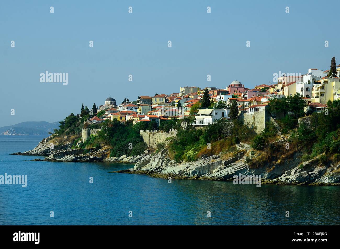 Grèce, Kavala, maisons, mur de ville, église et mosquée sur la péninsule de Panagia Banque D'Images