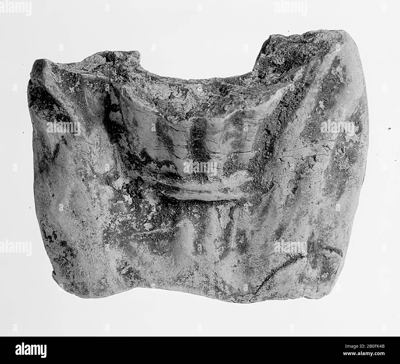 Figurine (dos). Fragment central de figure femelle avec peignoir et ceinture plissés allongés. MEK No de Cat. 39., sculpture (dos), faïence, terre cuite, hauteur: 3,4 cm, lmeb 1425-1475, Pays-Bas, Hollande-Méridionale, Leiden, Leiden, Varkenmarkt 13 Banque D'Images