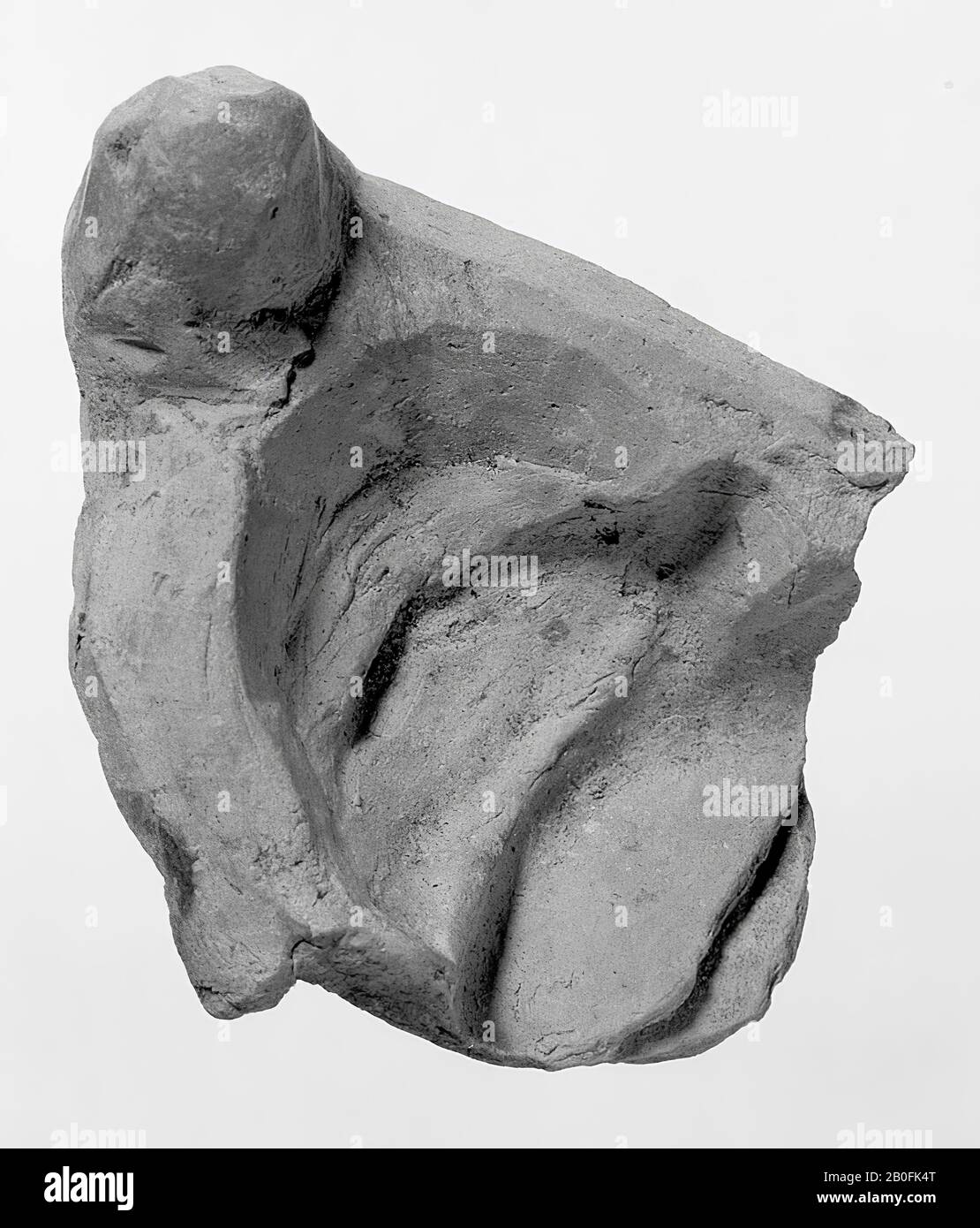 Moule simple (arrière). Arrière de la figure (éventuellement appartenant à .28). MEK No Cat. (Non déclaré)., moule simple (dos), faïence, terre cuite, longueur : 5,5 cm, lmeb 1425-1475, Pays-Bas, Hollande-Méridionale, Leiden, Leiden, Varkenmarkt 13 Banque D'Images