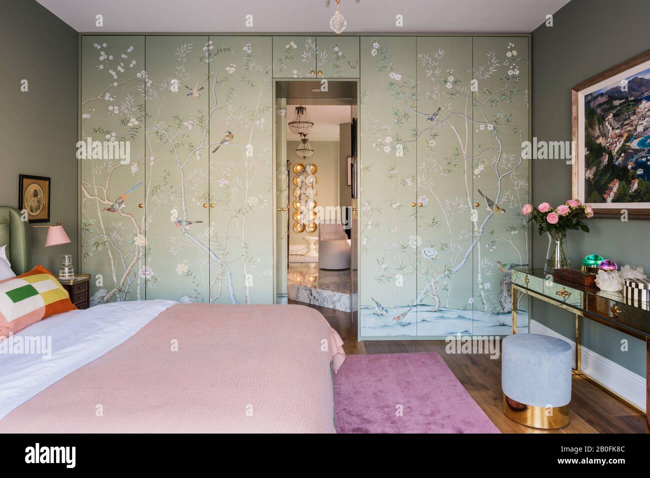 Papier peint Chinoiserie couvrant les portes de l'armoire. Banque D'Images