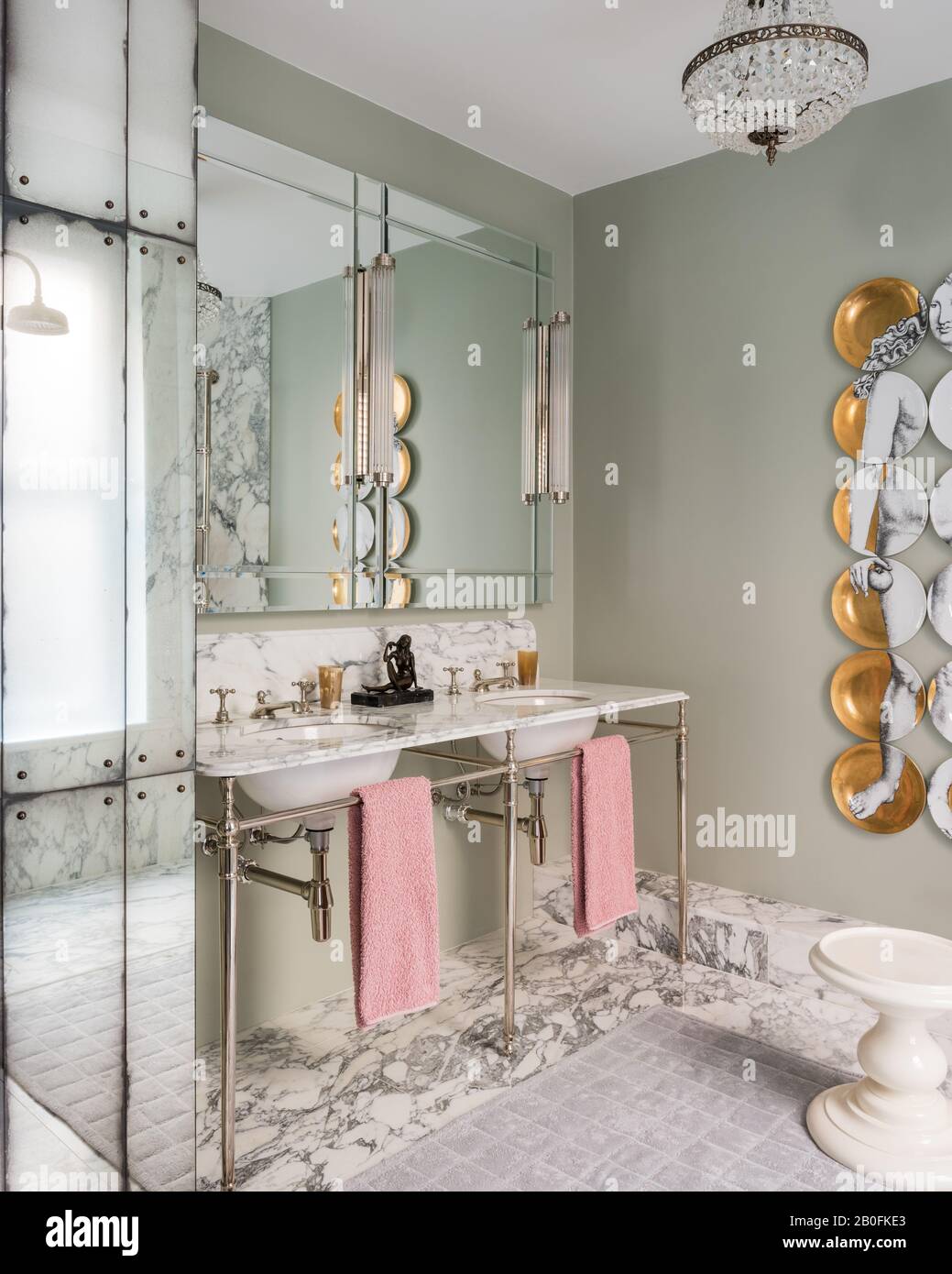 Double lavabo et miroirs dans la salle de bains en marbre. Banque D'Images