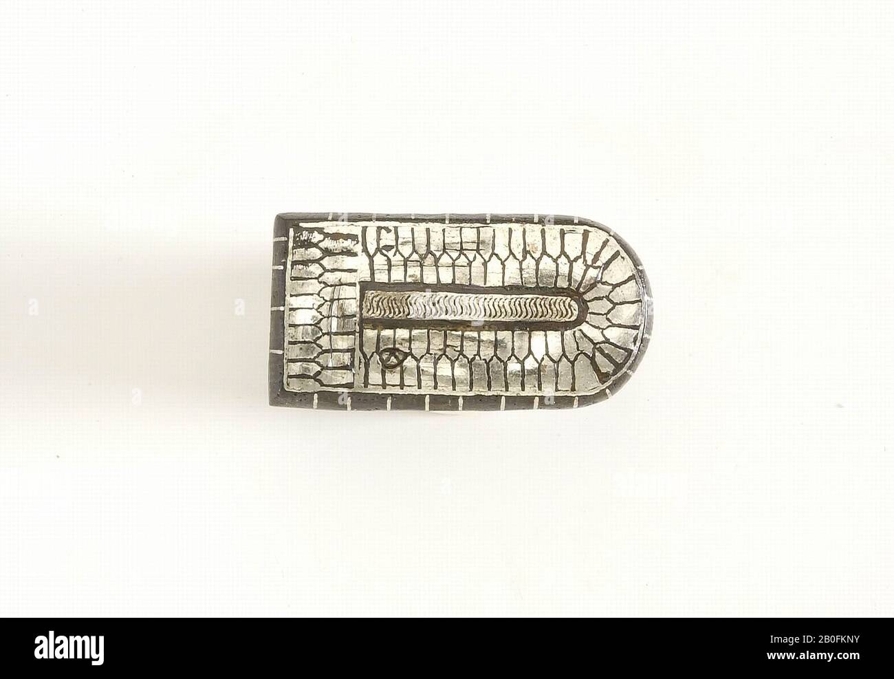 Cette ceinture chic est probablement importée du sud de l'Allemagne., ceinture, métal, fer, laiton, argent, 4.5 x 2.3 cm, vmeb 645-655, Pays-Bas, Noord-Brabant, Geldrop -Mierlo, Geldrop, grave 14 Banque D'Images