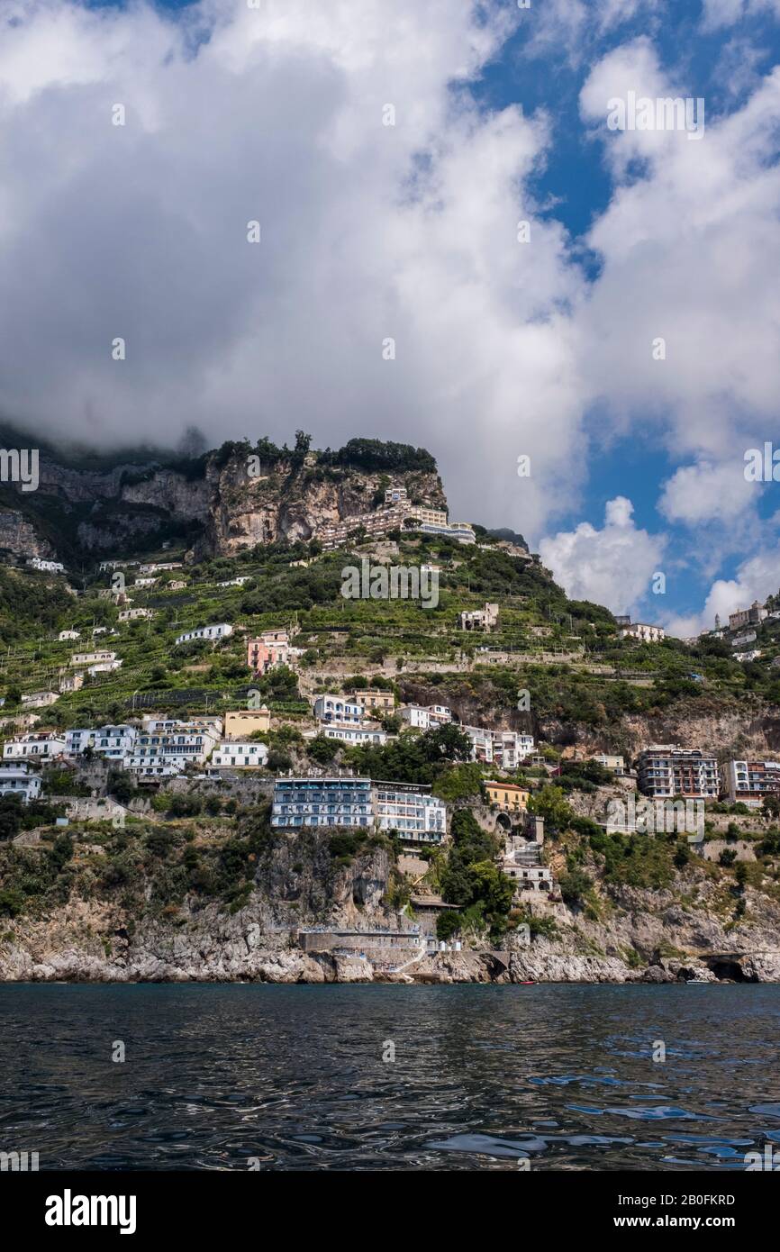 Vue sur la côte amalfitaine, les montagnes et les nuages vus de la mer le long de la côte italienne. Banque D'Images