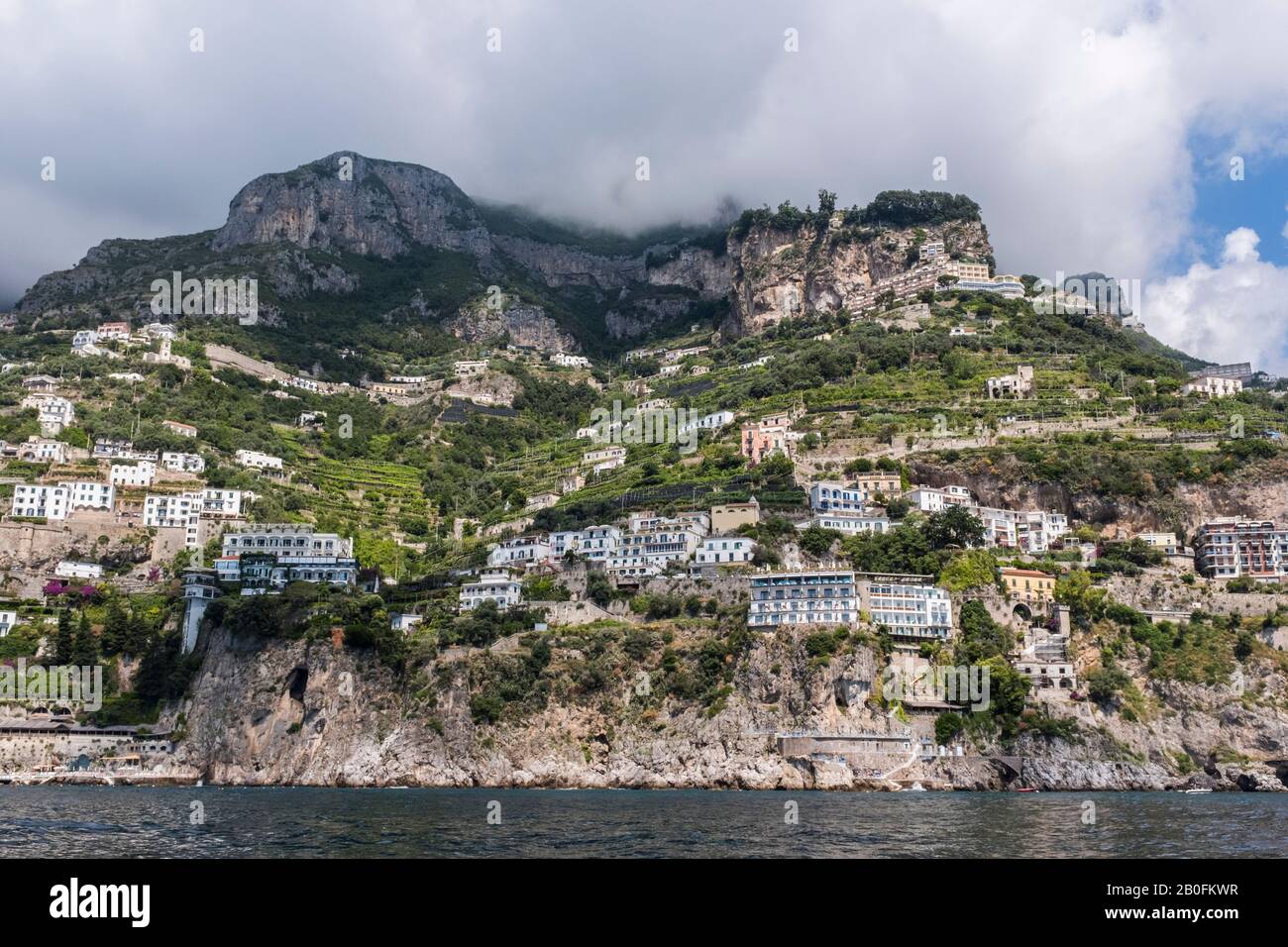 Vue sur la côte amalfitaine, les montagnes et les nuages vus de la mer le long de la côte italienne. Banque D'Images