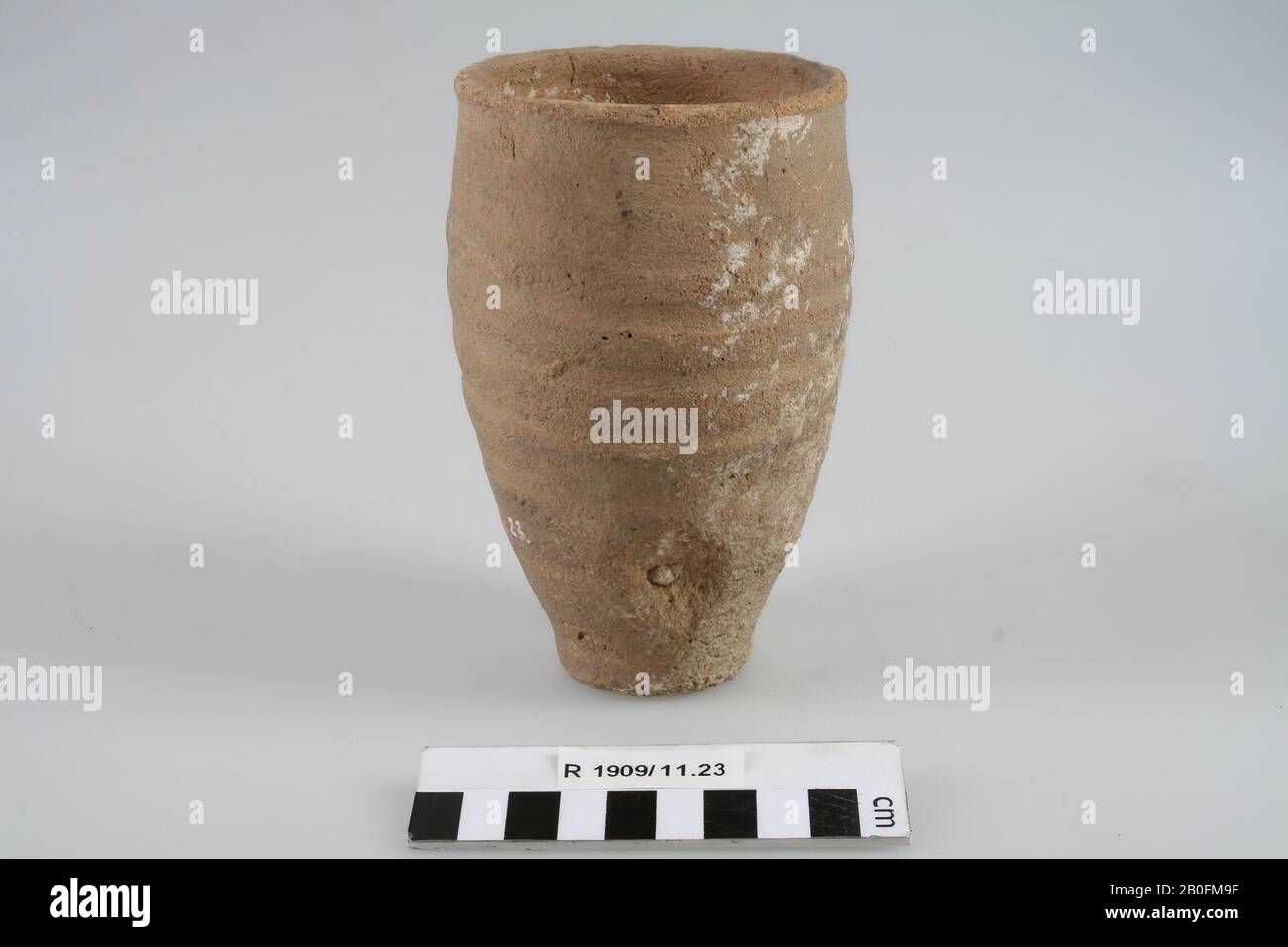 Deux petites fissures sur le bord, copeaux à pied, bécher haut, faïence (mur rugueux), h: 14,1 cm, diam: 9 cm, vmeb 450-700, France Banque D'Images