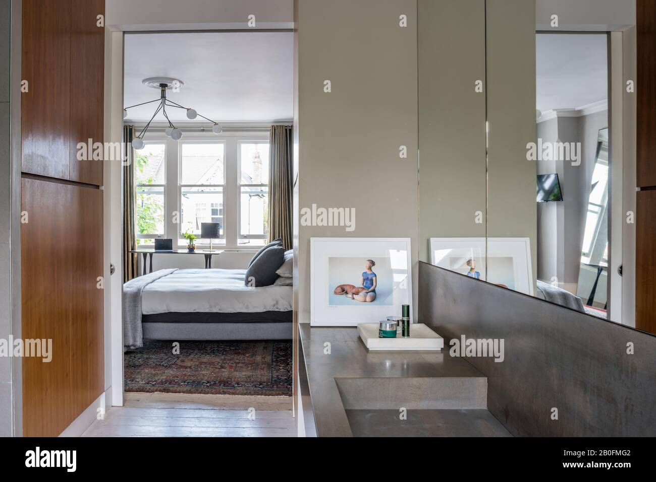 Portes coulissantes et armoire en noyer américain avec lavabo en béton poli. Banque D'Images