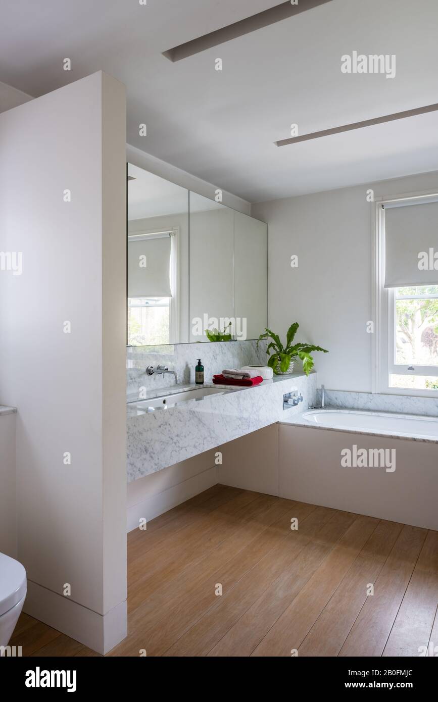 Placards miroirs avec éclairage dissimulé dans la maison familiale. Banque D'Images