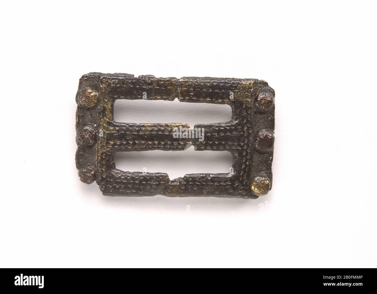 Passage rectangulaire en bronze avec fentes, 3 broches de fixation sur les côtés étroits, décorées de triangles le long des bords, passe ceinture, métal, bronze, 4,8 x 3 cm, vmeb 600-700, Pays-Bas, Utrecht, Rhenen, Rhenen, grave 239 Banque D'Images