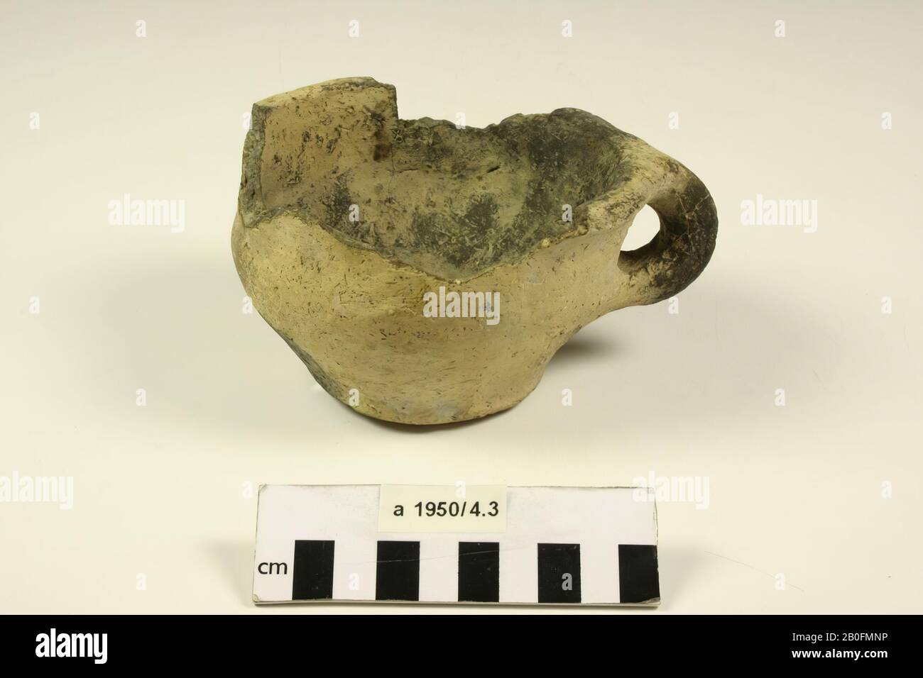 Pot de frison-Batafs à l'oreille verticale ronde et multiplier le fond perforé (moule à fromage). Fait d'ocre, ici et là la terre noire brûlée (terpaware). Ancien numéro 32. Fissure verticale, poterie, poterie, terraware, h: 7,5 cm, diam: 12 cm, br (incl EAR): 14 cm, roman, Pays-Bas, Friesland, Leeuwarderadeel, Britsum Banque D'Images