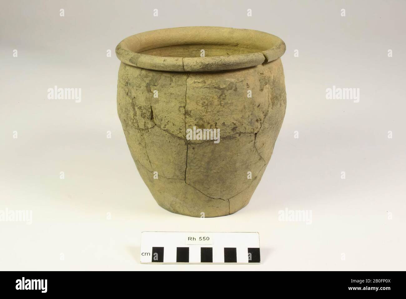 Le pot entier est composé de barards. Il y a un trou dans le fond., pot d'œufs, poterie (mur rugueux), h: 16 cm, diam.: 16,2 cm, vmeb, Pays-Bas, Utrecht, Rhenen, Rhenen, grave 550 Banque D'Images