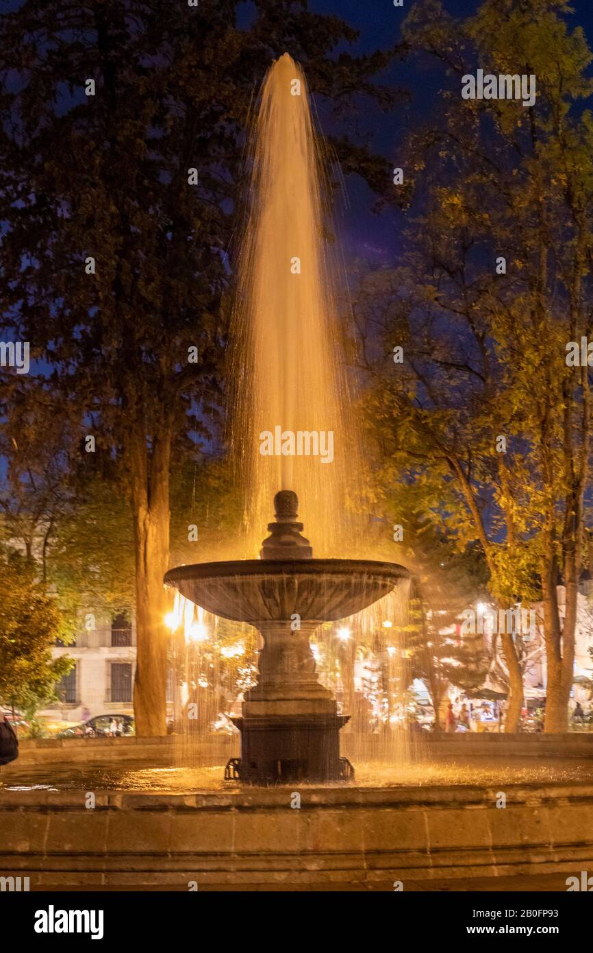 Oaxaca, Mexique - fontaine du parc El Llano la nuit. Banque D'Images