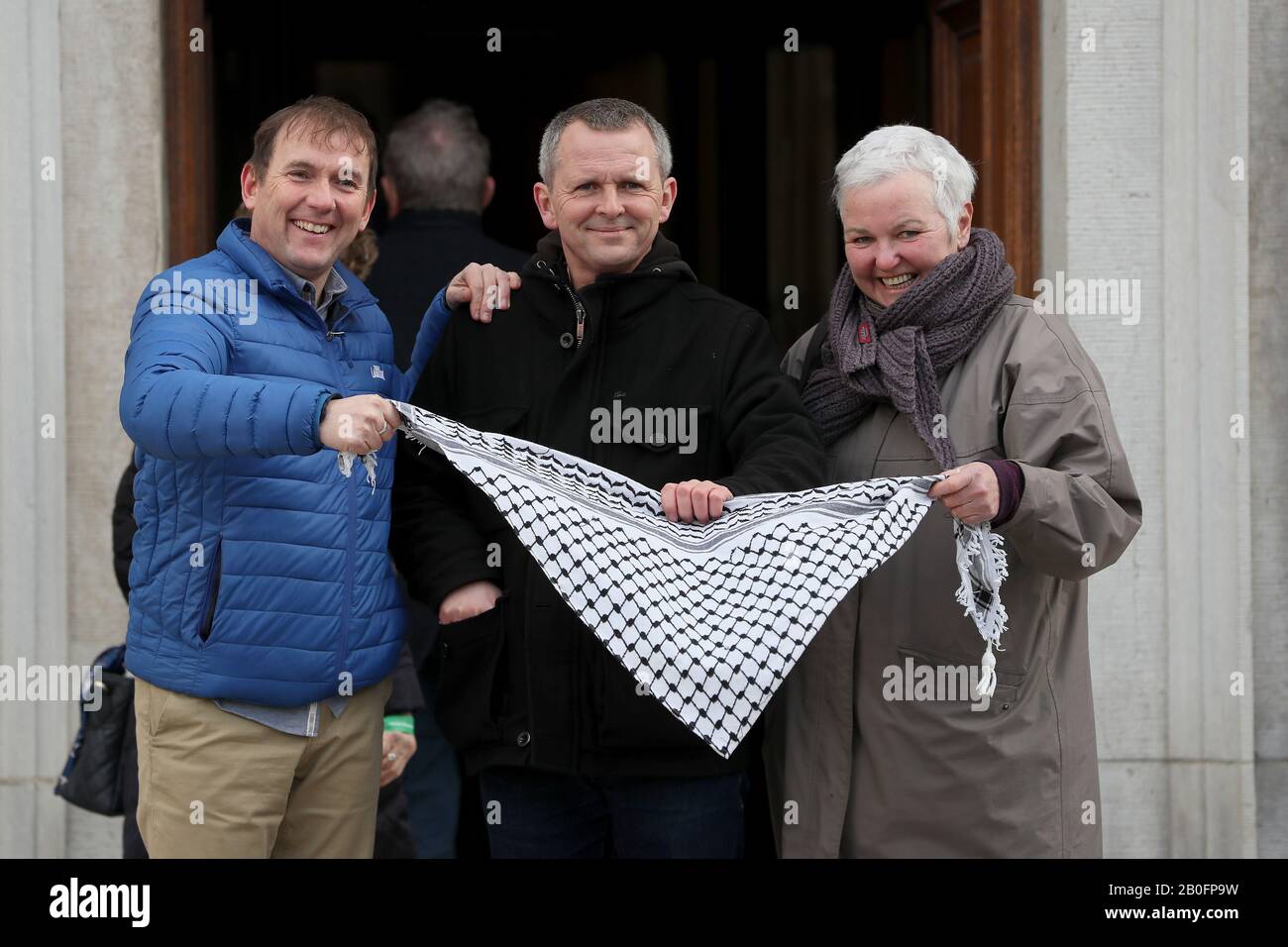 Gino Kenny (à gauche), Richard Boyd Barrett (au centre) et Brid Smith de Solidarnosc - Personnes Avant bénéfice à l'arrivée à Leinster House, Dublin, pour la première séance du 33ème Dail. Banque D'Images