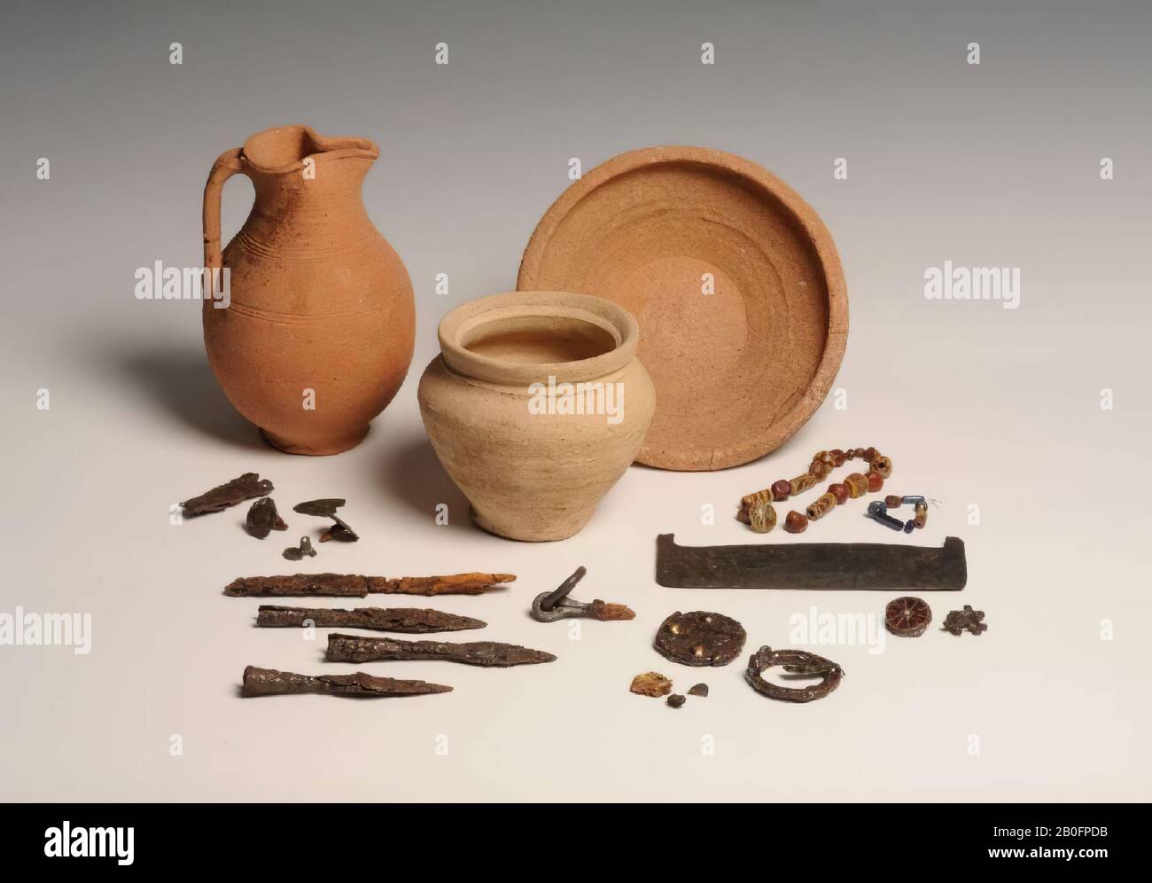 Disque en fer rond avec 3 lames de boule en bronze, deux avec goupille en bronze. Le disque est plus épais d'un côté et il montre une fente., plaque de matériel, rivets à tête ronde (3), métal, bronze, fer, vmeb 525-600, Pays-Bas, Utrecht, Rhenen, Rhenen, grave 712 Banque D'Images