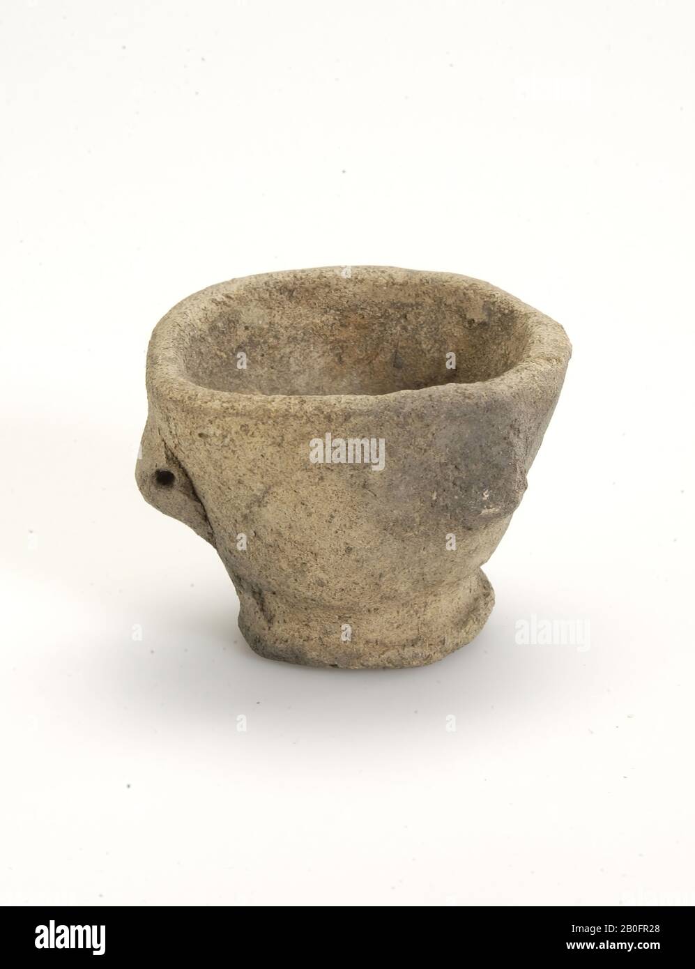 Petit bol avec pied pressé et trois oreilles de bouton., bol, faïence  (moulée à la main), h: 3,6 cm, diam.: 6 cm, vme 200-500 AD, Pays-Bas,  Frise, Ferwerderadiel, Hallum Photo Stock - Alamy