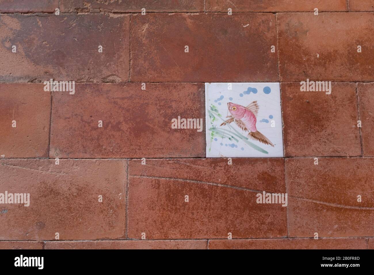 Détail d'une tuile peinte avec une décoration de poisson rouge à la Villa Scarpariello Relais sur la côte amalfitaine de l'Italie Banque D'Images